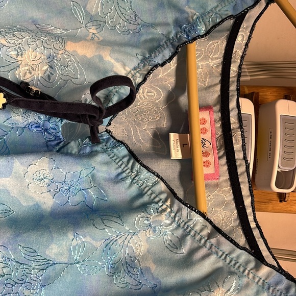 Koi light blue beautiful scrub top. - Picture 3 of 4